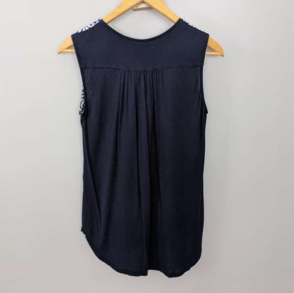 Sleeveless blue and white top - Picture 2 of 5